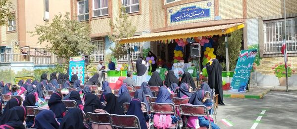 جشن شکوفه ها در دبستان شهید رضا نایب ناحیه۴ مشهد