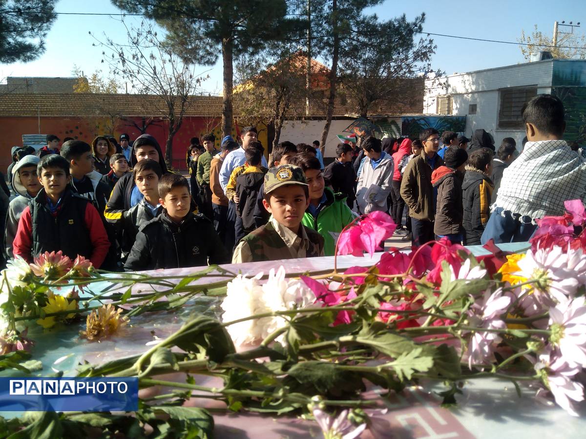 مراسم وداع با شهید گمنام در دبیرستان آیت الله خامنه‌ای شهرستان خلیل‌آباد 