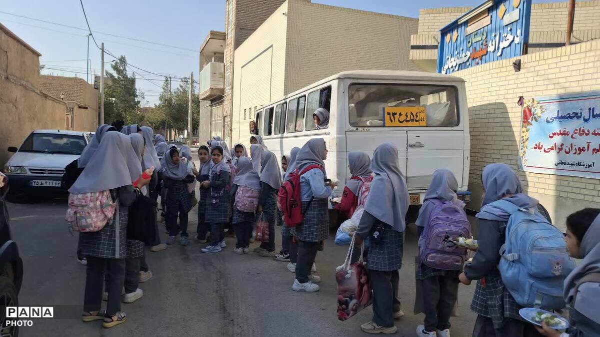 اردوی دبستان شهید نجاتی در پارک بانوان مهردشت ابرکوه
