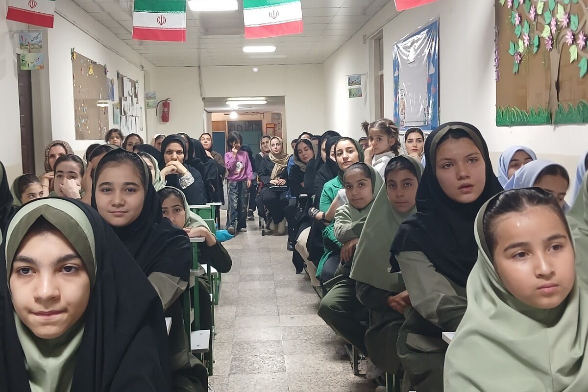 تجلیل از برگزیدگان جشنواره هنری فردا و المپیاد ورزشی در دبستان رضوان بهارستان‌دو