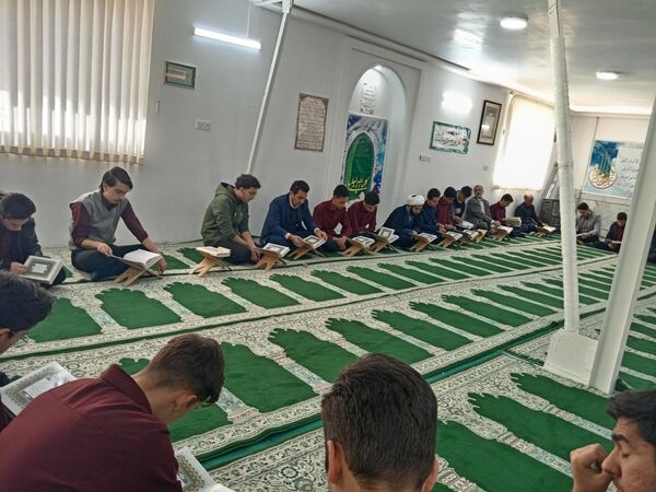 آماده‌سازی غذای افطاری با کمک دانش‌آموزان دبیرستان نمونه آیت‌الله خامنه‌ای 
