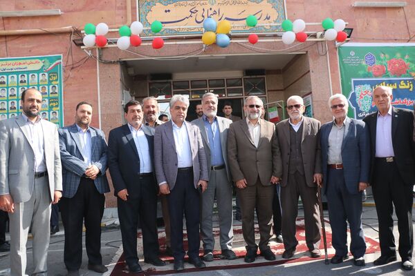 آیین نواختن زنگ سپاس معلم به مناسبت گرامیداشت مقام معلم در دبیرستان حکمت ناحیه 2 اراک