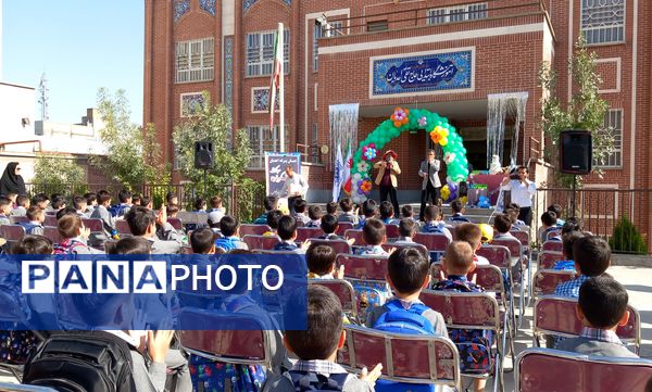 برگزاری جشن شکوفه ها در دبستان حاج تقی احدیان ناحیه ۶ مشهد