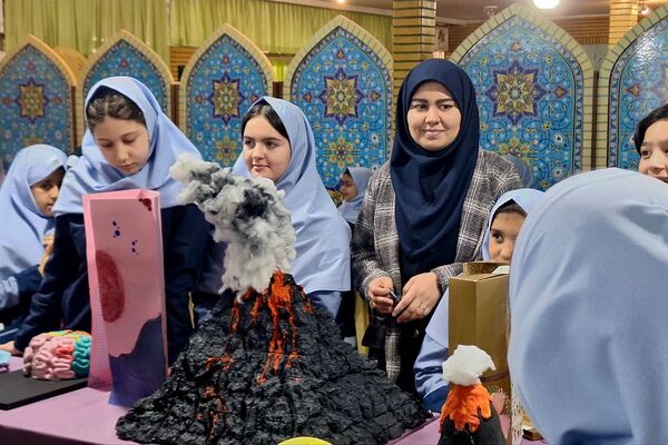 نمایشگاه پژوهش به مناسبت هفته پژوهش در دبستان حکمت نبوی ناحیه دو شهرری 