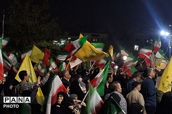 اهدای هدیه به دختران انقلابی دبستان حاتم ناحیه دو شهرری در میدان نماز 