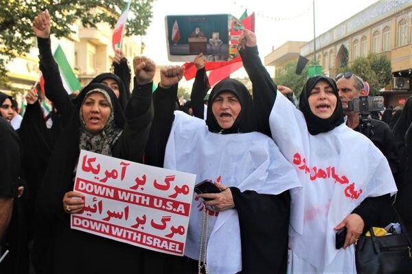 حماسه حضور نوجوانان کفن‌پوش قمی در راهپیمایی «عهد خون»