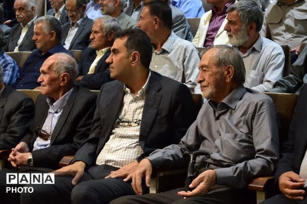 تجلیل از مدیران ۴۰ سال آموزش و پرورش اردکان