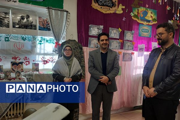 افتتاحیه نمایشگاه «مدرسه انقلاب» در مدرسه شهید شرافت بهارستان‌دو