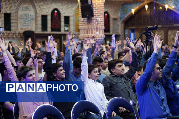 گردهمایی بزرگ ارکان هیات‌های دانش‌آموزی مدارس شهر تهران در حسینیه عشاق 