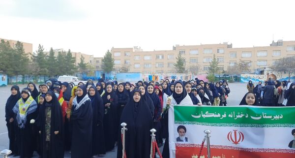 وداع دانش‌آموزان دبیرستان فرهنگیان ناحیه ۷ با شهید گمنام 