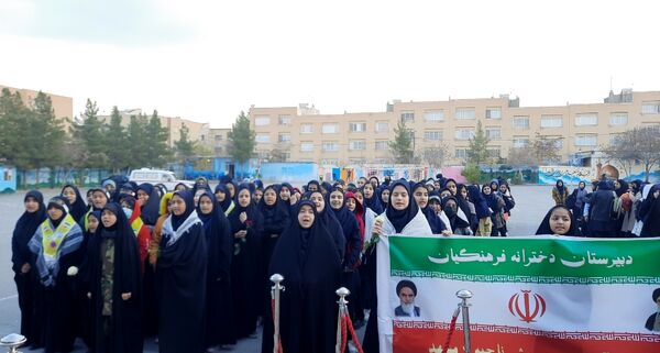 وداع دانش‌آموزان دبیرستان فرهنگیان ناحیه ۷ با شهید گمنام 
