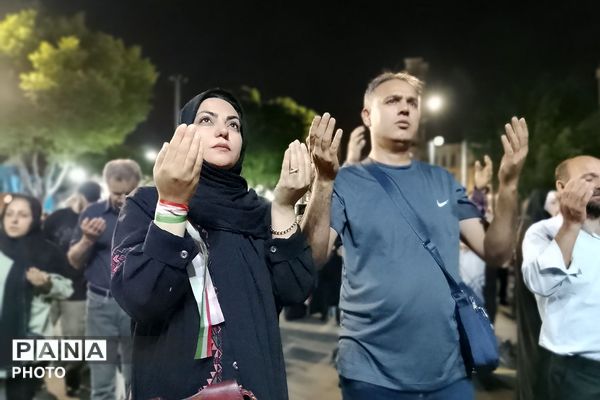 برپایی نماز استغاثه به امام زمان (عج) در میدان نماز شهرری 