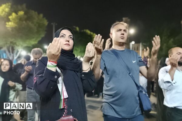 برپایی نماز استغاثه به امام زمان (عج) در میدان نماز شهرری 