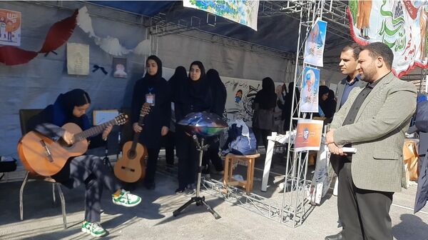 اولین نمایشگاه ماها در دبیرستان فرزانگان ۲ دوره دوم ناحیه ۷ مشهد