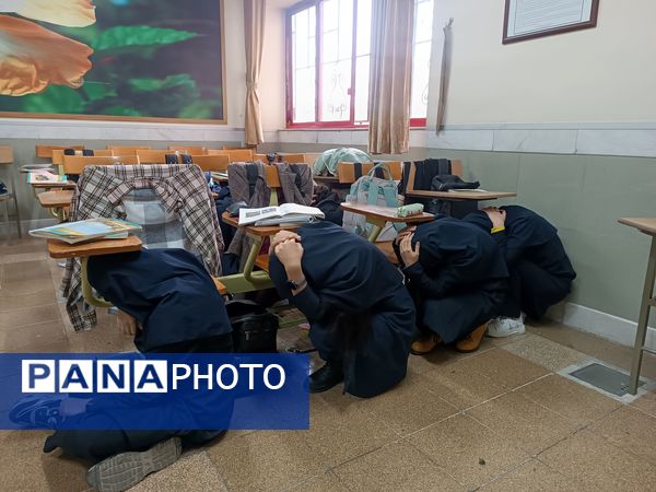 مانور زلزله در دبیرستان آرمینه مصلی نژاد