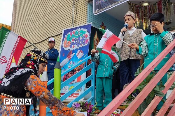 حضور مسئولان ناحیه دو شهرری در مراسم جشن عاطفه‌های دبستان پانزده خرداد 