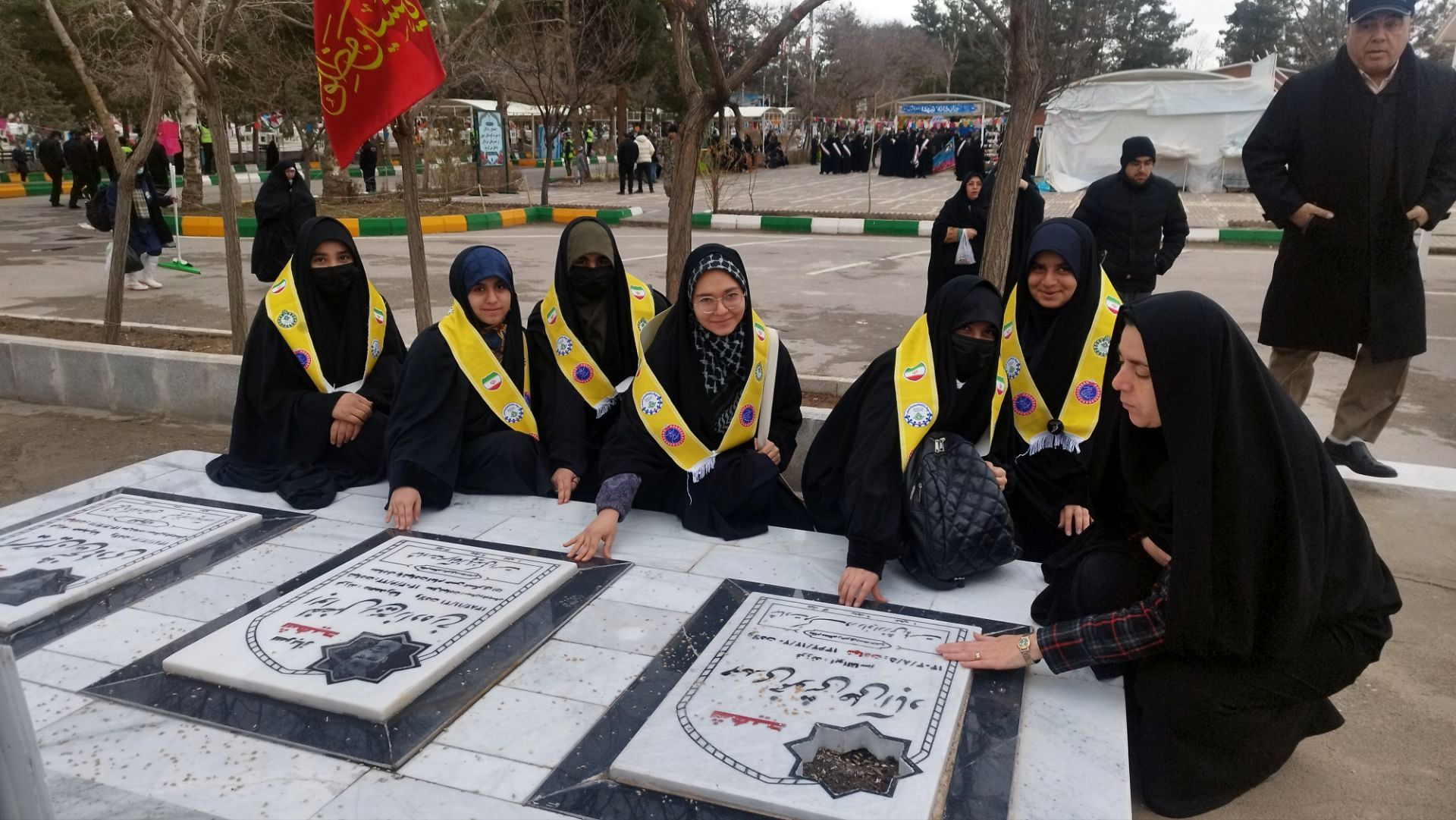 آیین غبارروبی و عطرافشانی مزار شهدا  