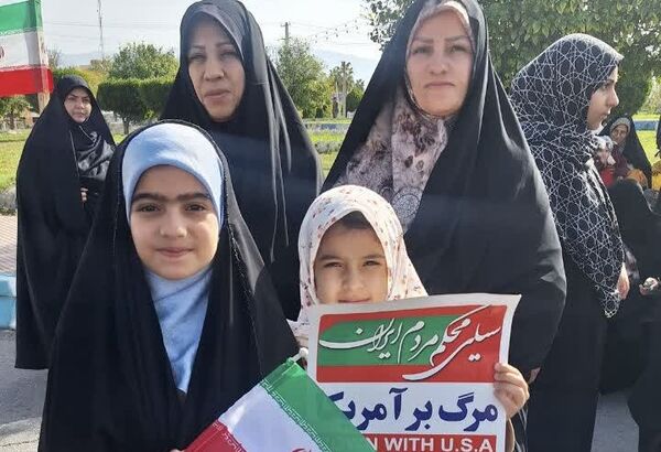 دختران آموزشگاه نوریه شهرستان جیرفت در راهپیمایی امروز