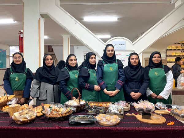 نمایشگاه نان و شیرینی دستپخت دانش‌آموزان هنرستان قدس