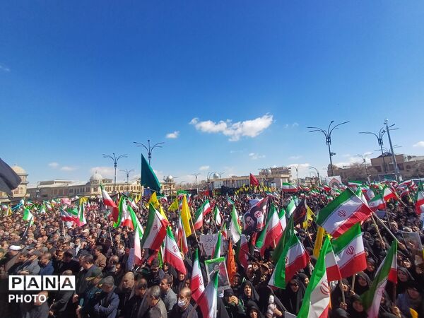 اجتماع باشکوه مردم در میدان امام خمینی(ره) به‌مناسبت چهلمین روز رحلت امام خامنه‌ای