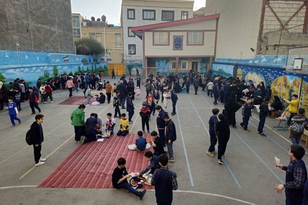  بازارچه دانش آموزی به مناسبت سالگرد پیروزی انقلاب اسلامی در دبستان پسرانه پاسدارن ناحیه ۳