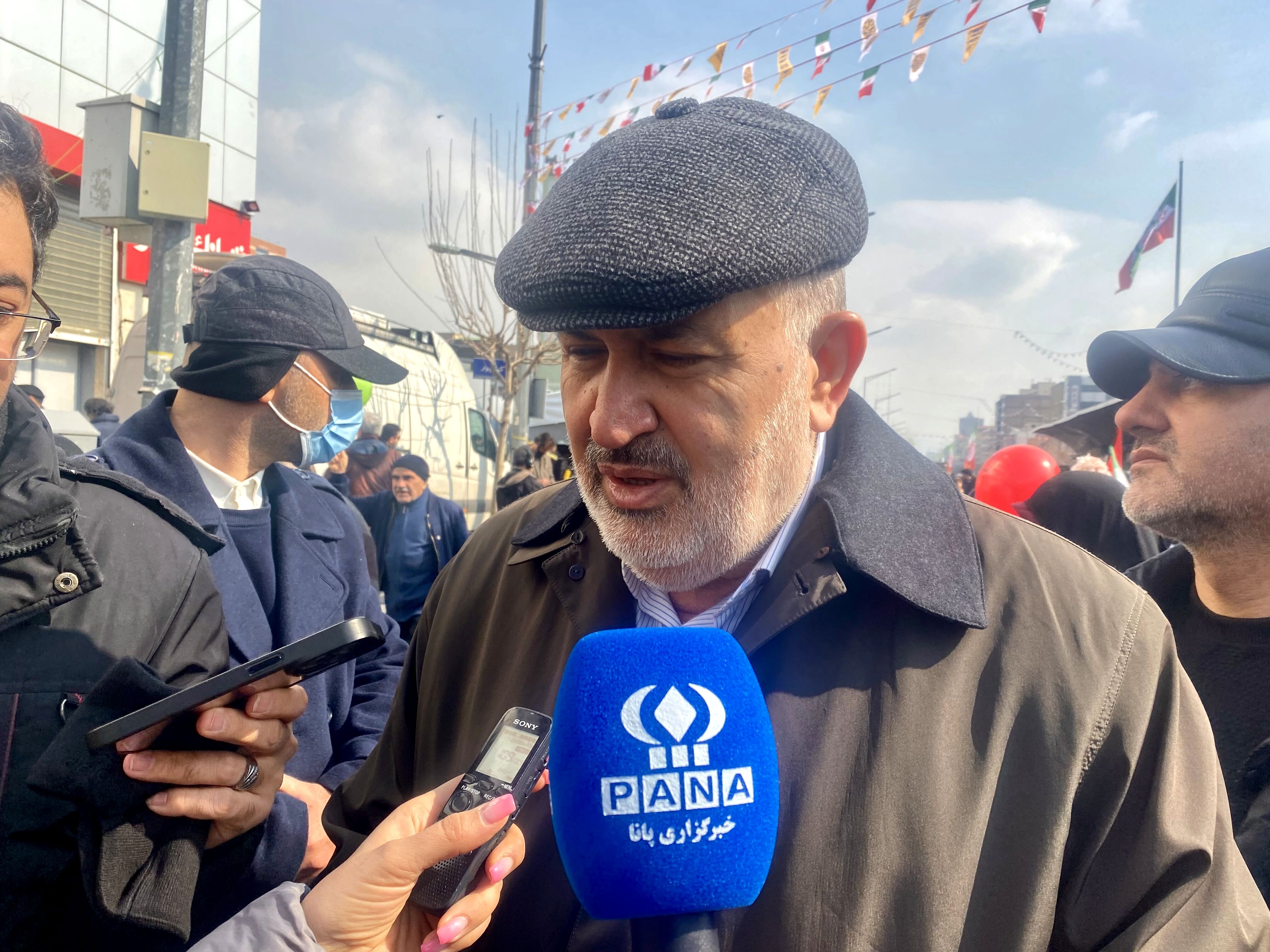 انقلاب اسلامی حقی است که باید از آن دفاع کرد