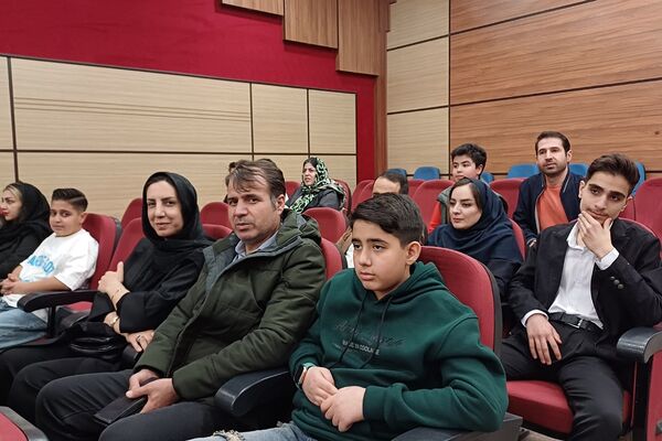 تقدیر از دانش‌آموزان دبیرستان هیات امنایی البرز در اردوگاه استانی شهید محمد منتظری شهریار 