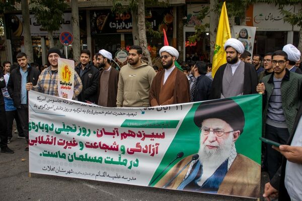 شرکت پرشور دهه هشتادی و نودی‌‌های شهر محلات در یوم‌الله ۱۳ آبان