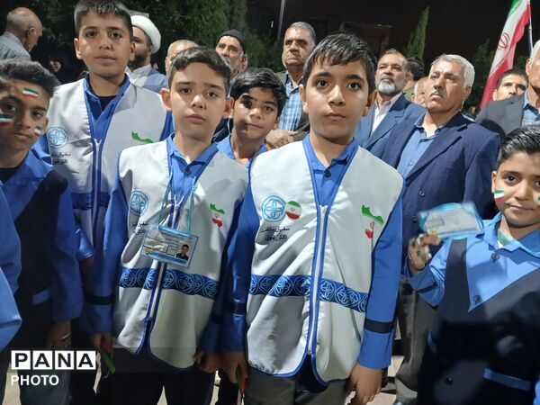  میز خدمت به میزبانی مدرسه پسرانه شهید مهدی غفاری در تجمعات شبانه شهر فرون آباد