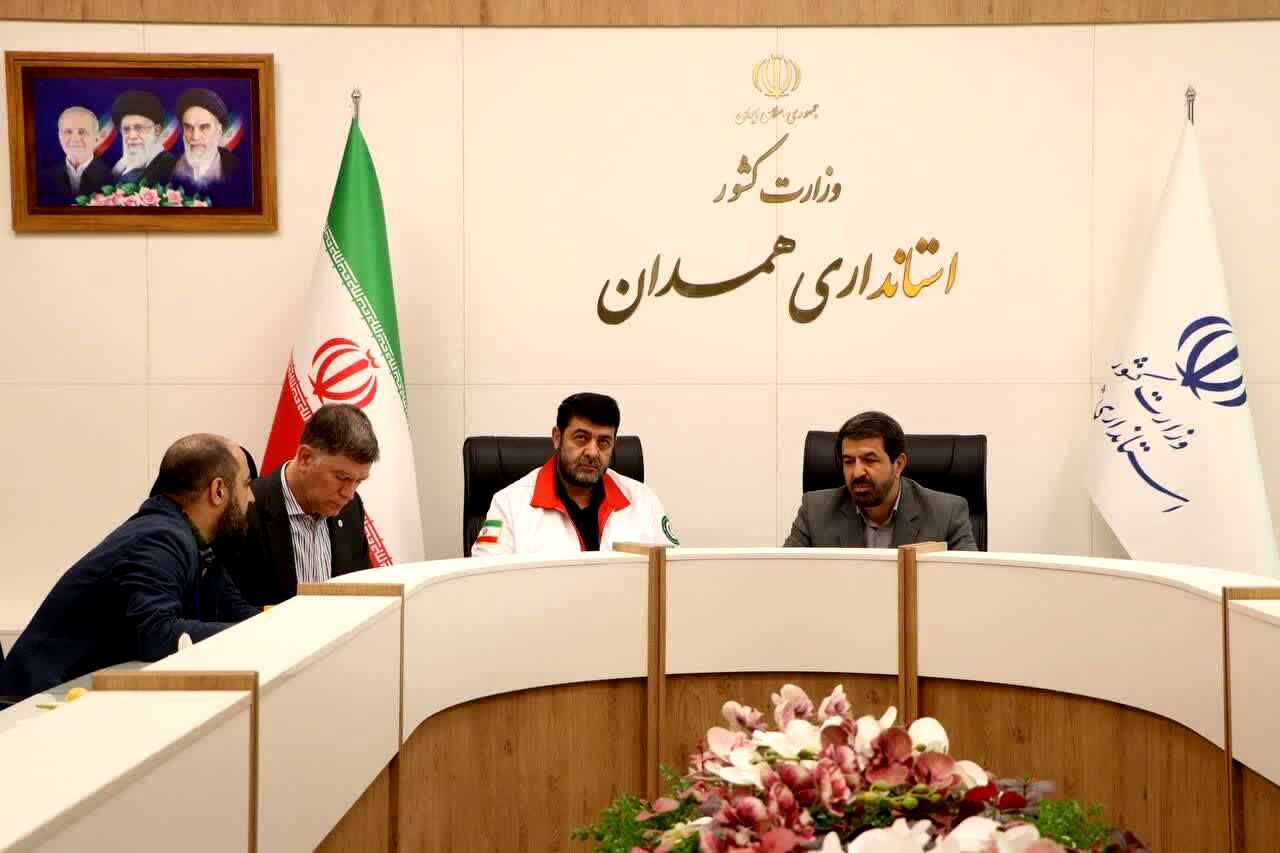 دیدار رئیس هلال‌احمر و نماینده صلیب سرخ با استاندار همدان