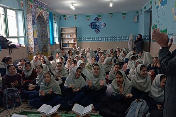 آیین گرامیداشت دهه فجر و اهدای جوایز در دبیرستان دانش‌نیا