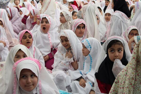 آیین جشن تکلیف دانش‌آموزان دختر شهرستان پردیس در فضایی معنوی و باشکوه