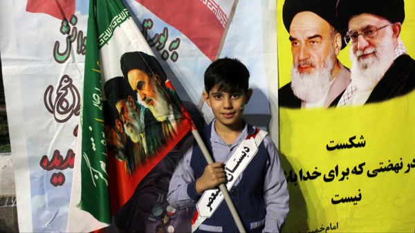 بازدید قائم‌مقام سازمان دانش‌آموزی از غرفه شهدای دانش‌آموز ورامین