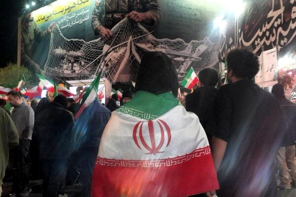 مردم انقلابى تهران، پاى کار وطن