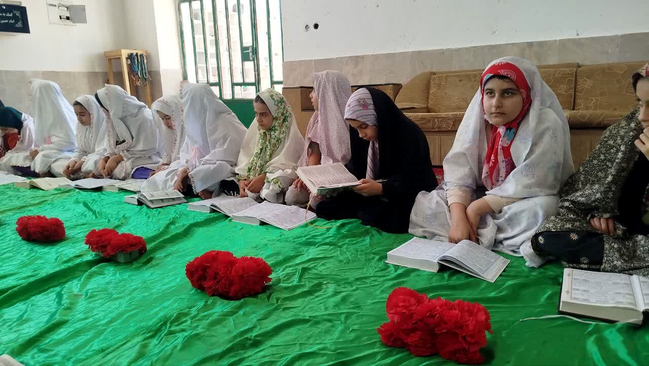 اعتکاف دانش‌آموزی در مسجد امام حسین(ع) روستای تپه‌گجی منطقه بیرانوند 
