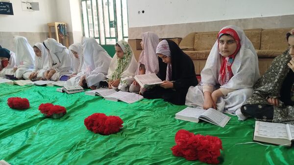 اعتکاف دانش‌آموزی در مسجد امام حسین(ع) روستای تپه‌گجی منطقه بیرانوند 
