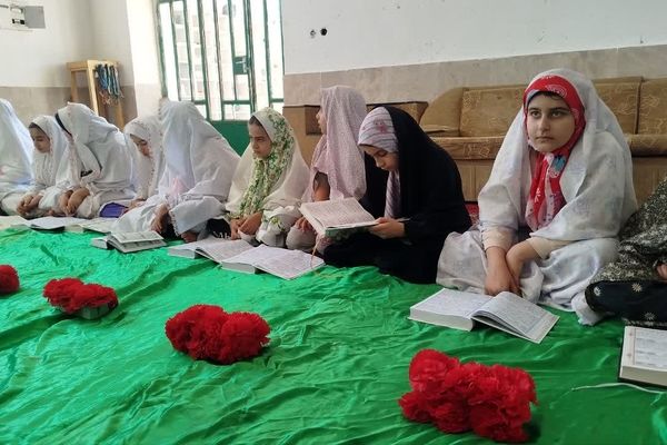 اعتکاف دانش‌آموزی در مسجد امام حسین(ع) روستای تپه‌گجی منطقه بیرانوند 