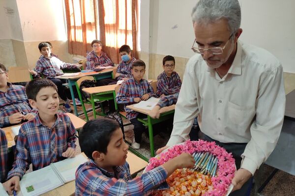  بزرگداشت روز دانش آموز در آموزشگاه معارف۶ شیراز 