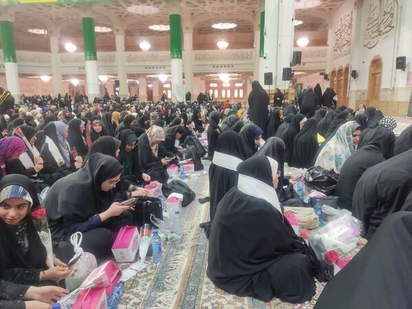 اجتماع دختران دانشجو در حرم مطهر حضرت معصومه (س) به مناسبت روز دختر  
