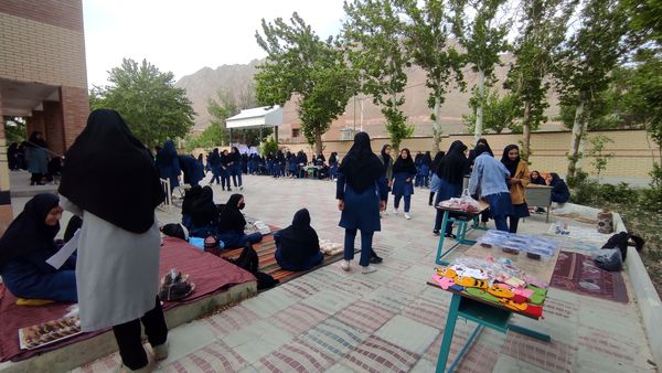 برپایی بازارچه کسب و کار در دبیرستان قلم‌چی۲ بن