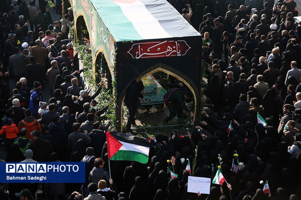 تشییع پیکرهای ۱۰۰ شهید گمنام از مقابل دانشگاه تهران