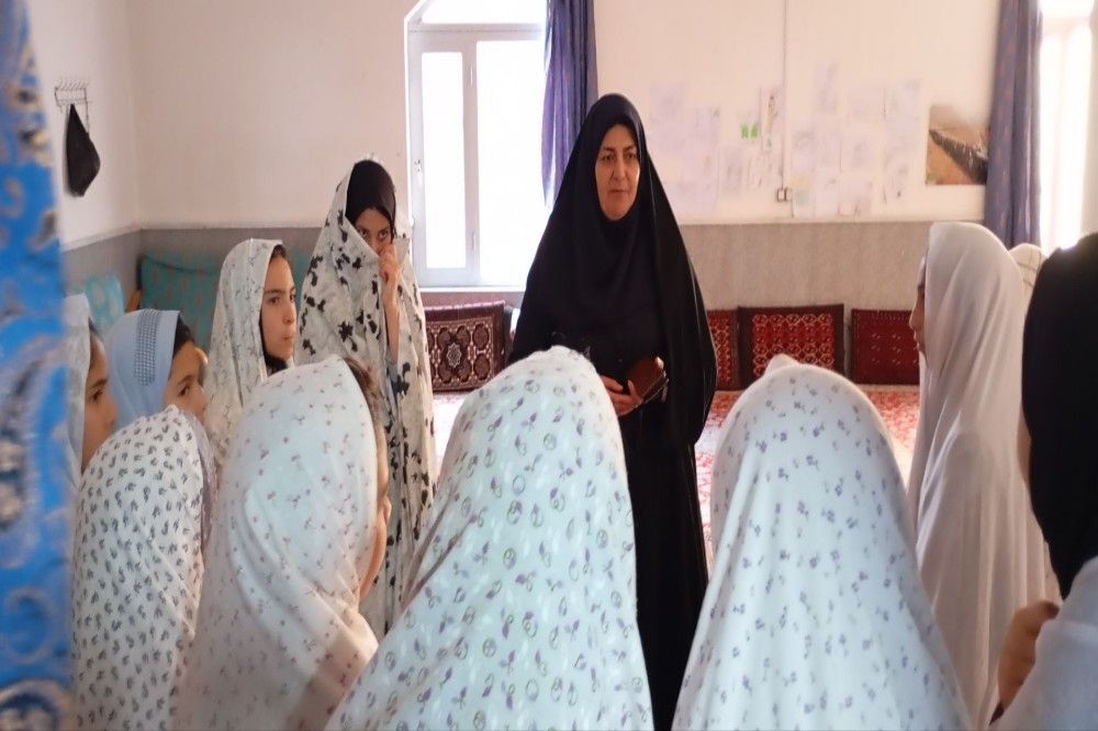 اعتکاف دانش‌آموزی در مسجد جامع شهر بار نیشابور 
