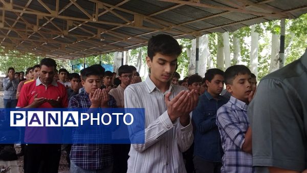 اولین نماز جماعت پایه دهمی ها همراه با کادر دبیرستان شاهد ابوذر غفاری 