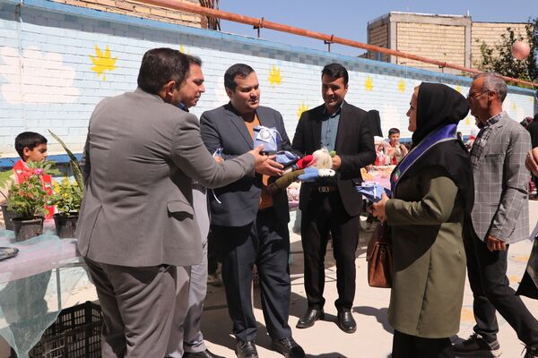 برپایی بازارچه تمام تشکلاتی در دبستان شهید ناصری