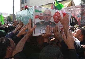 تشییع پیکر سردار رشید روی دستان مردم دزفول