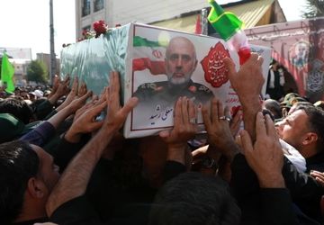 تشییع پیکر سردار رشید روی دستان مردم دزفول