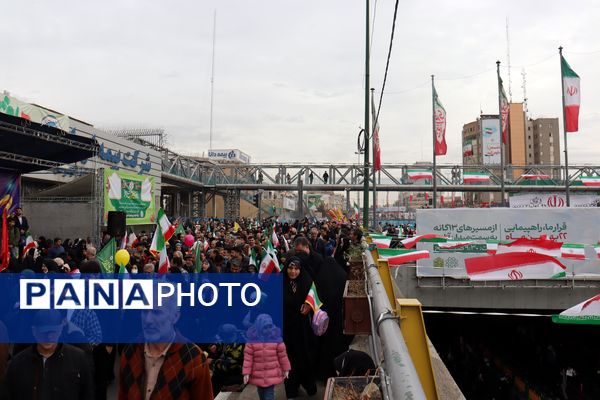 ٢٢ بهمن؛ روزى که دلها با قدم‌‌ها یکى میشود