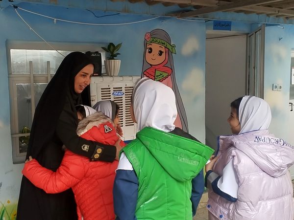 حضور مامور نیروی انتظامی در مدرسه و گفتگوی صمیمی با دانش آموزان و آگاهی بخشی درمورد مسائل امنیتی 
