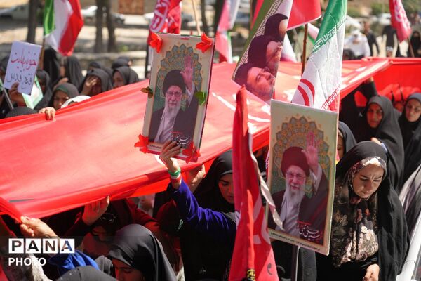 تجمع باشکوه مردم لردگان از گلزار شهدا تا مزار شهدای گمنام چشمه‌برم 