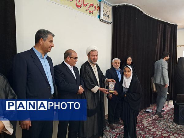 آیین تجلیل از داوران و عوامل مسابقات قرآن، عترت و نماز فرهنگیان منطقه عجب شیر